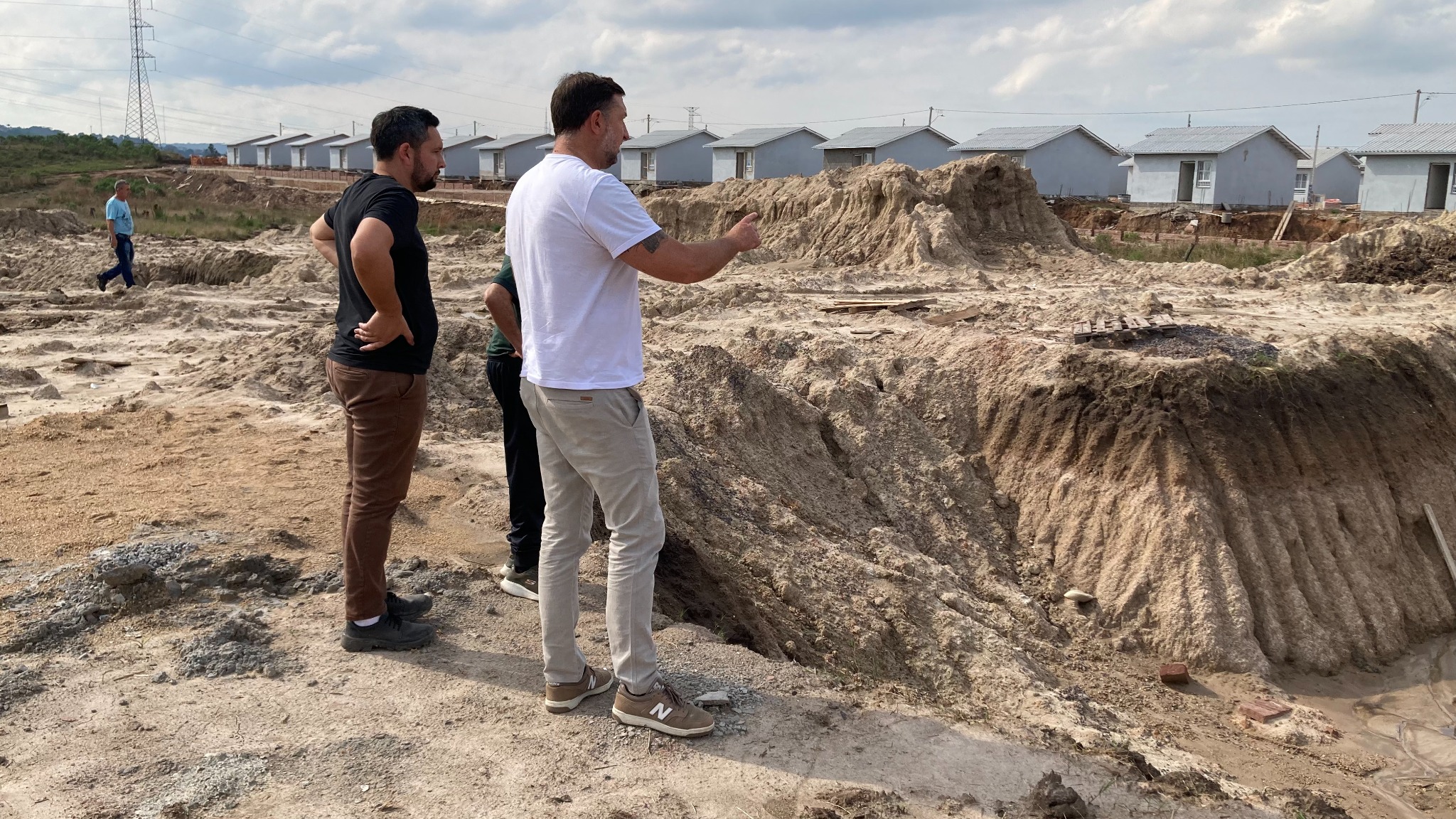Alex Knak acompanhando obras de moradias em Santa Cruz do Sul