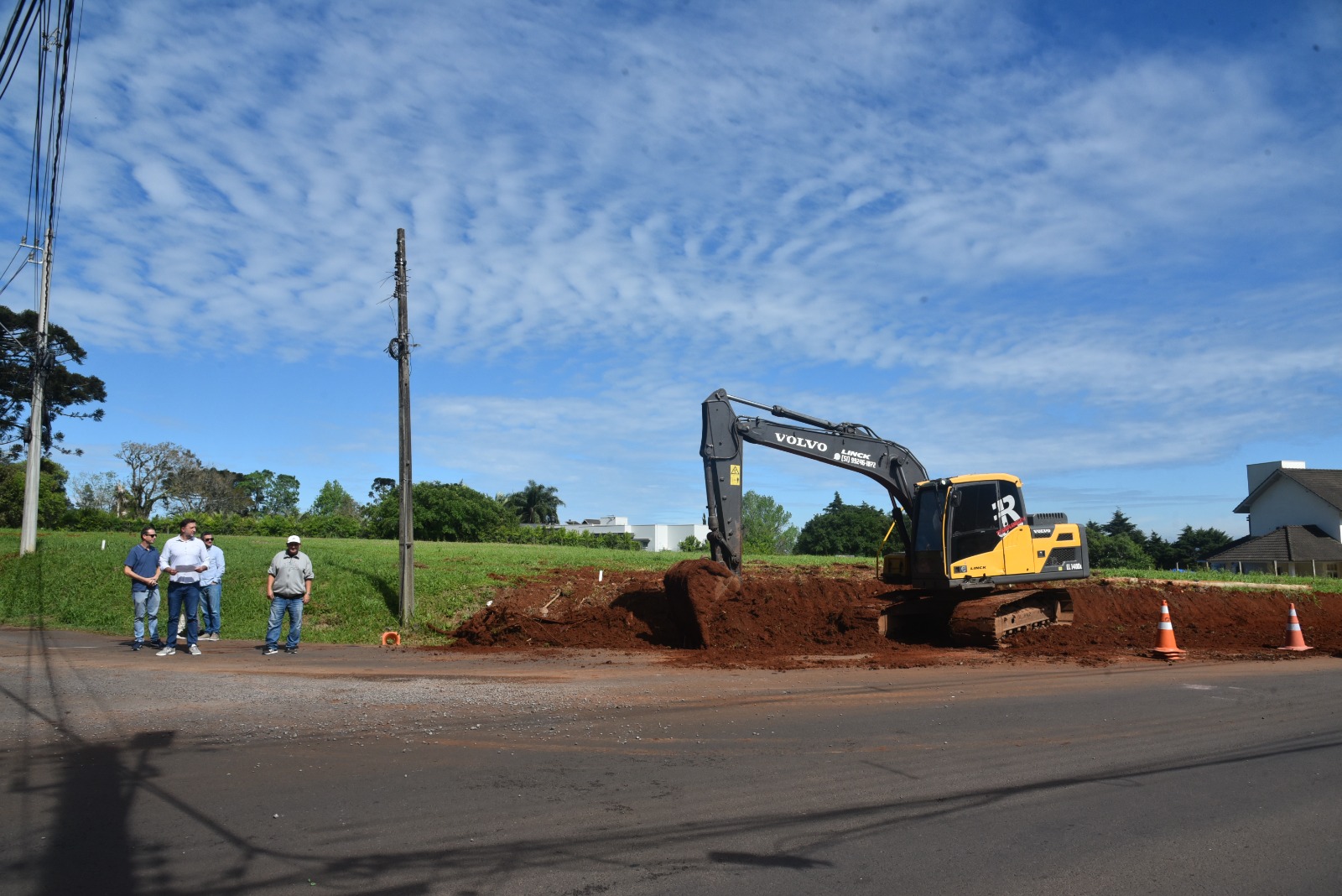 Obras da rotatória na Avenida Léo Kraether com a Rua Vereador Benno João Kist