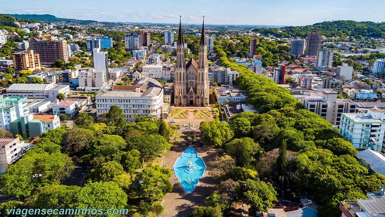Vista aérea da Catedral São João Batista e da região central de Santa Cruz do Sul